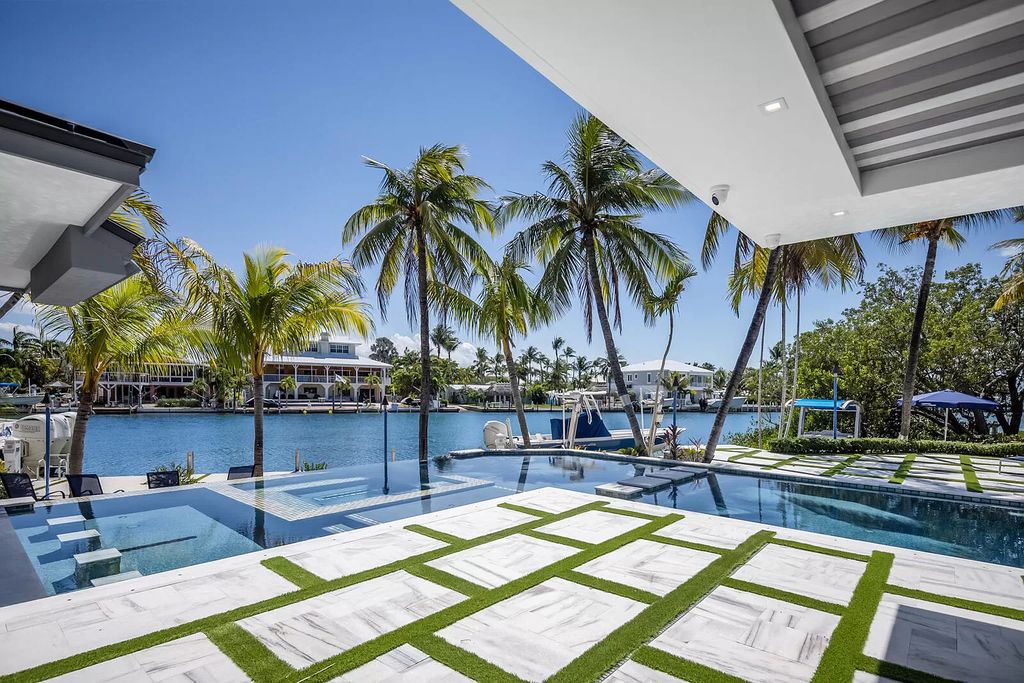 The Home in Florida is a stunning waterfront masterpiece in Lower Matecumbe Key with breathtaking views of the sunset now available for sale. This home located at 146 Bayview Dr, Lower Matecumbe Key, Florida