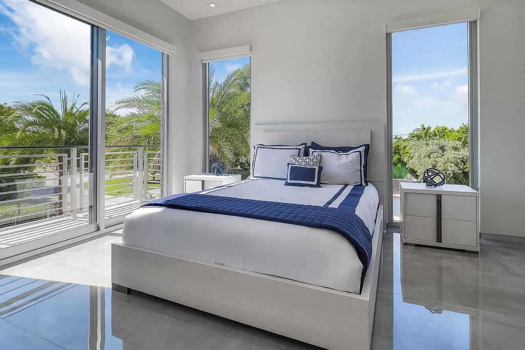 The Home in Florida is a stunning waterfront masterpiece in Lower Matecumbe Key with breathtaking views of the sunset now available for sale. This home located at 146 Bayview Dr, Lower Matecumbe Key, Florida