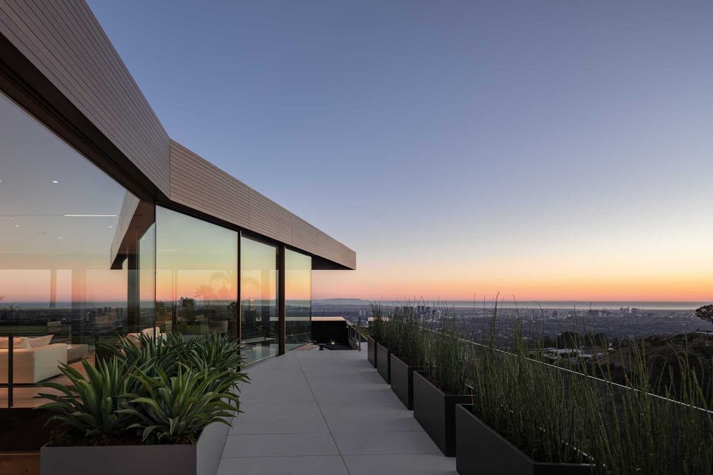 The Bird Streets Mansion is a spectacular new contemporary estate was envisioned by architect Zoltan Pali and home builder Dugally Oberfeld now available for sale. This home located at 9344 Nightingale Dr, Los Angeles, California