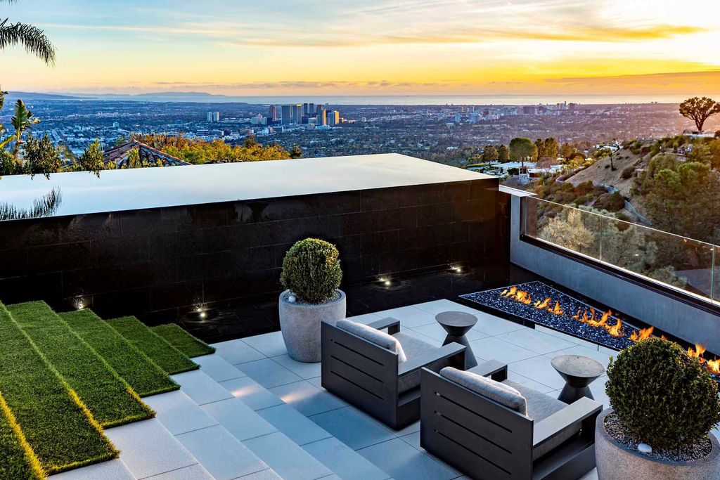 The Bird Streets Mansion is a spectacular new contemporary estate was envisioned by architect Zoltan Pali and home builder Dugally Oberfeld now available for sale. This home located at 9344 Nightingale Dr, Los Angeles, California