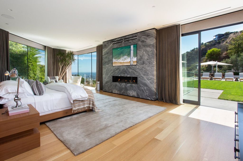 The Los Angeles Home is a contemporary masterpiece is one of the greatest architectural gems in the Bird Streets now available for sale. This home located at 1877 Rising Glen Rd, Los Angeles, California