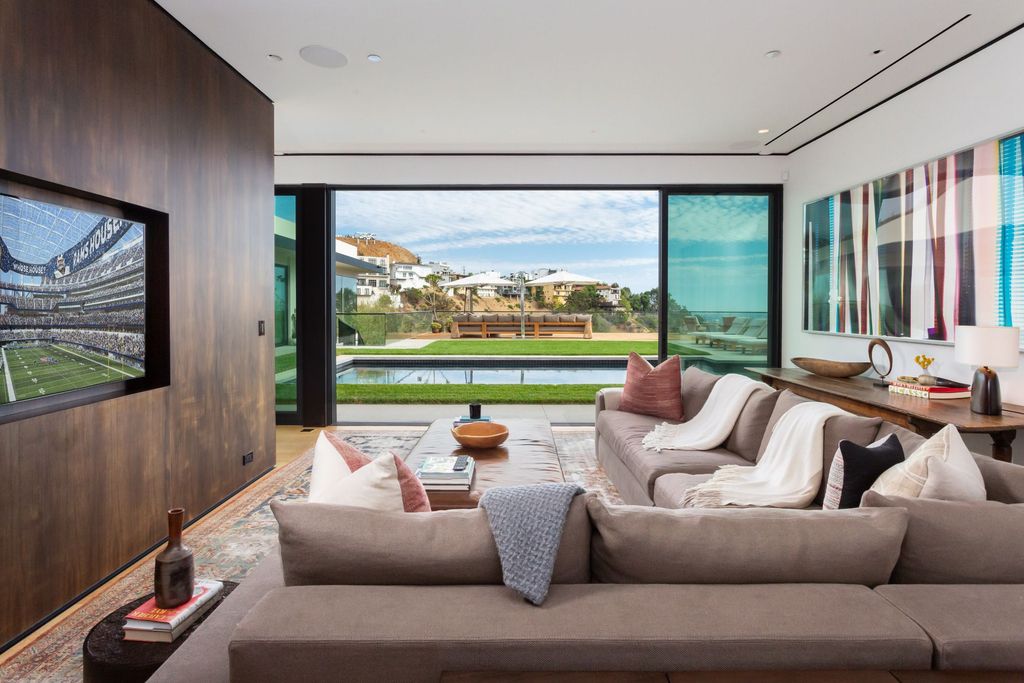 The Los Angeles Home is a contemporary masterpiece is one of the greatest architectural gems in the Bird Streets now available for sale. This home located at 1877 Rising Glen Rd, Los Angeles, California