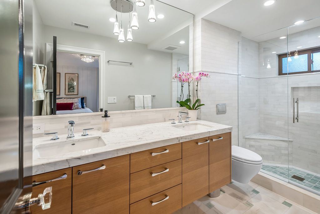 The House in Thousand Oaks is an absolutely stunning modern farmhouse lake front estate with a premier location now available for sale. This home located at 1371 Redsail Cir, Thousand Oaks, California