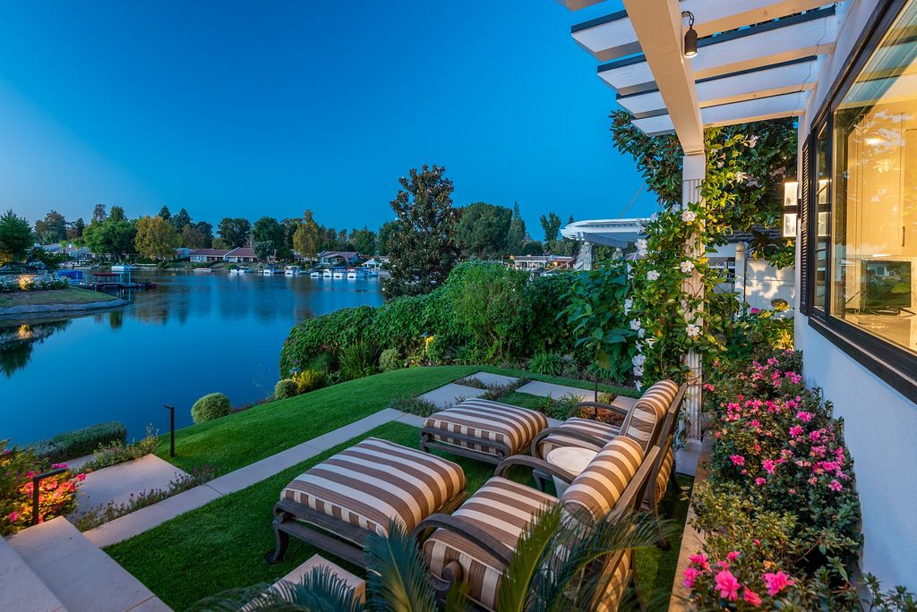 The House in Thousand Oaks is an absolutely stunning modern farmhouse lake front estate with a premier location now available for sale. This home located at 1371 Redsail Cir, Thousand Oaks, California