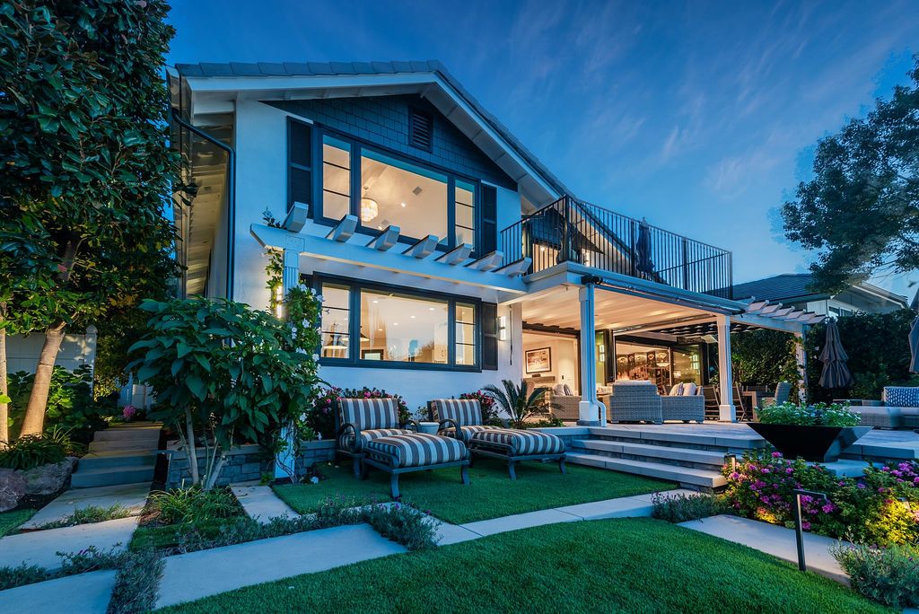 The House in Thousand Oaks is an absolutely stunning modern farmhouse lake front estate with a premier location now available for sale. This home located at 1371 Redsail Cir, Thousand Oaks, California