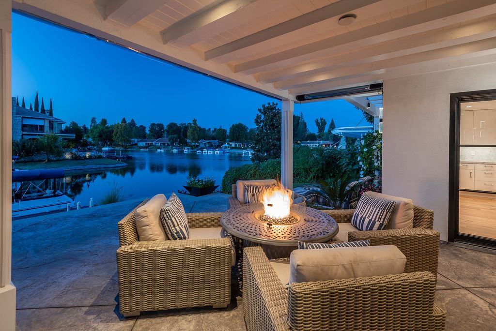 The House in Thousand Oaks is an absolutely stunning modern farmhouse lake front estate with a premier location now available for sale. This home located at 1371 Redsail Cir, Thousand Oaks, California