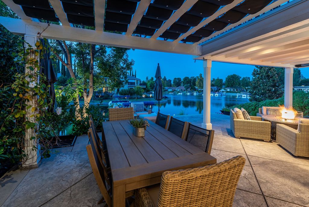 The House in Thousand Oaks is an absolutely stunning modern farmhouse lake front estate with a premier location now available for sale. This home located at 1371 Redsail Cir, Thousand Oaks, California