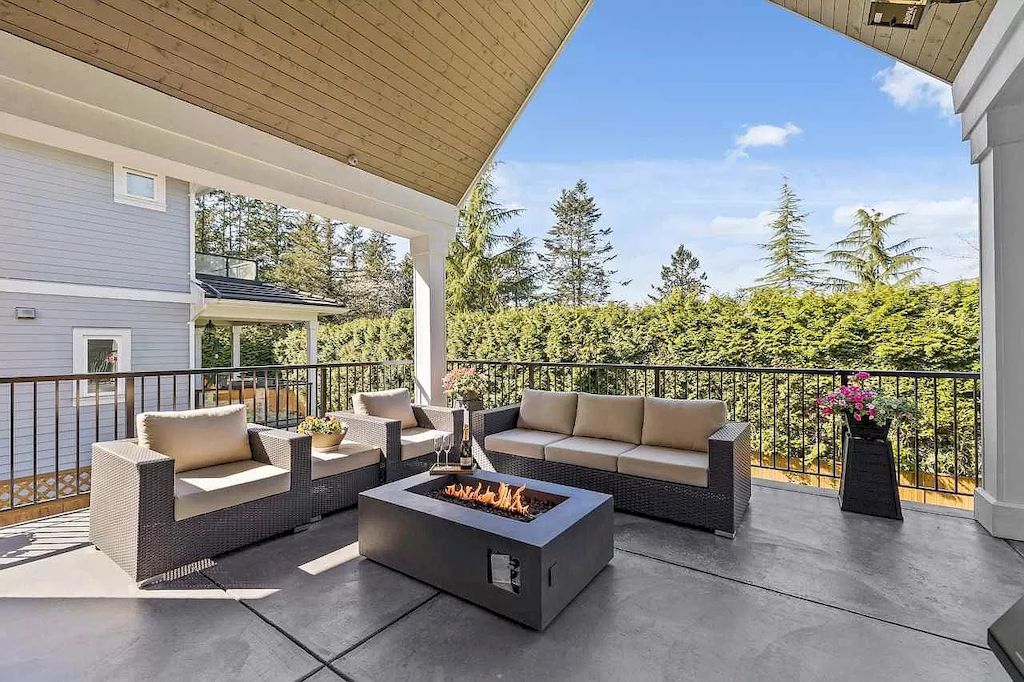 The Beautiful Custom Residence in Surrey is a luxurious home now available for sale. This home located at 14033 28th Ave, Surrey, BC V4P 0A3, Canada