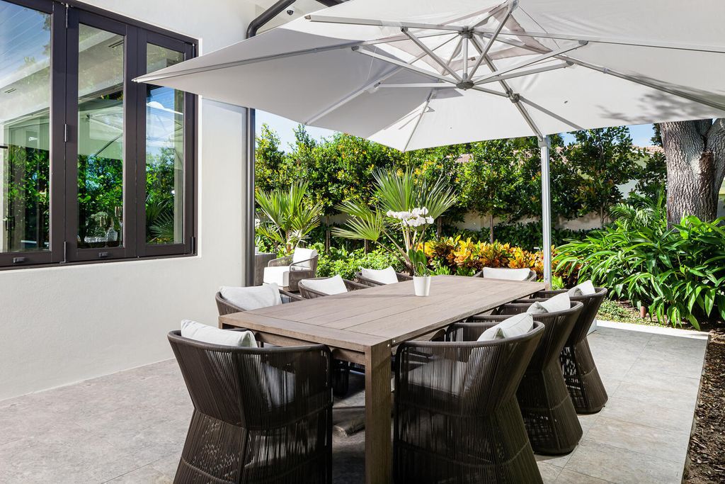 The Home in Naples is a warm and inviting open concept home has all the space you need for comfortable living and entertaining now available for sale. This home located at 823 Bentwood Dr, Naples, Florida