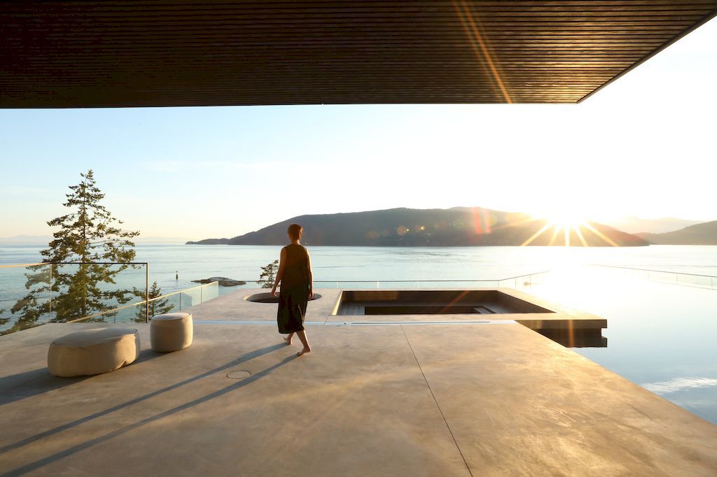 Blackcliff house, monumental one on hill by McLeod Bovell Modern Houses