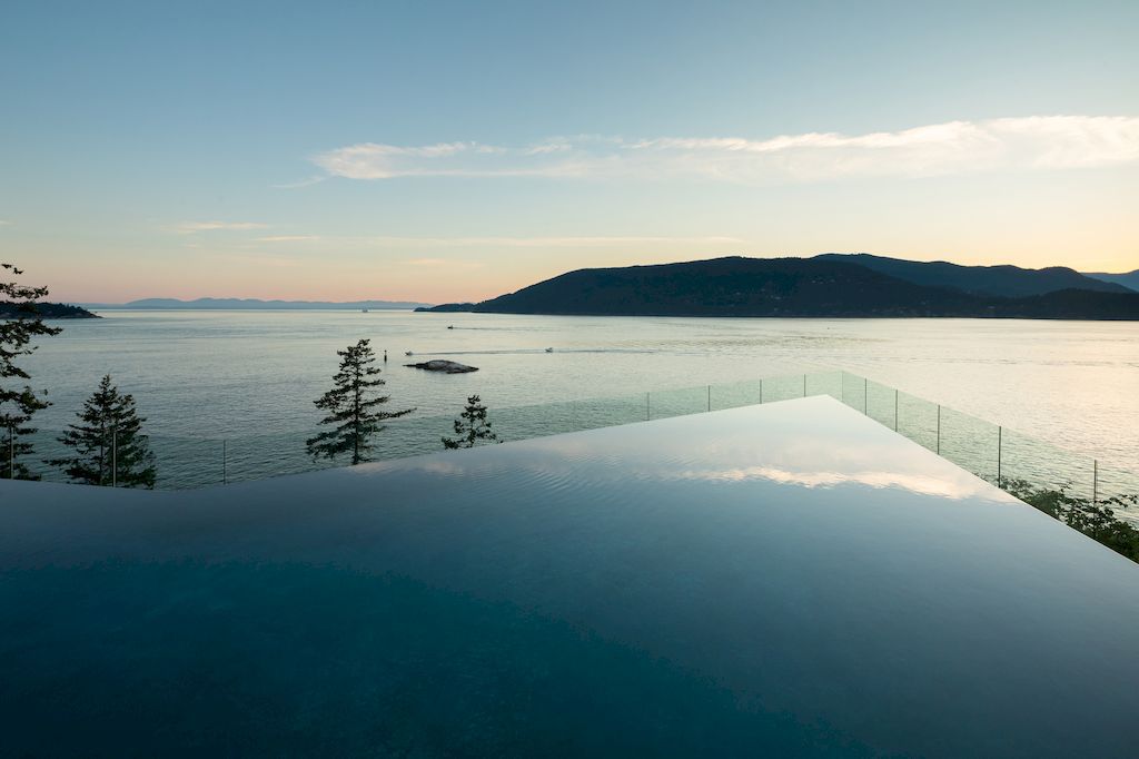Blackcliff house monumental one on hill by McLeod Bovell Modern Houses 17