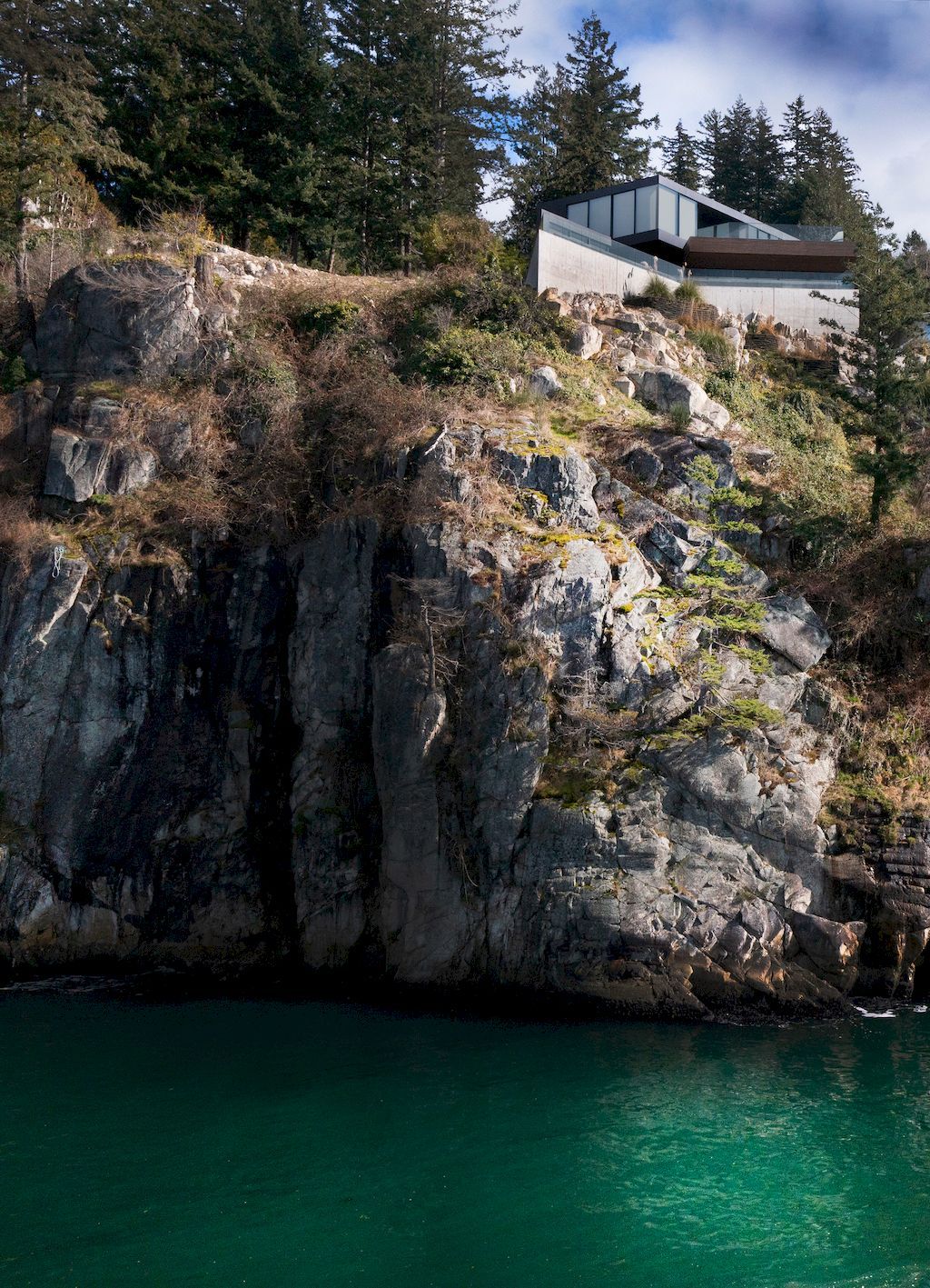 Blackcliff house, monumental one on hill by McLeod Bovell Modern Houses