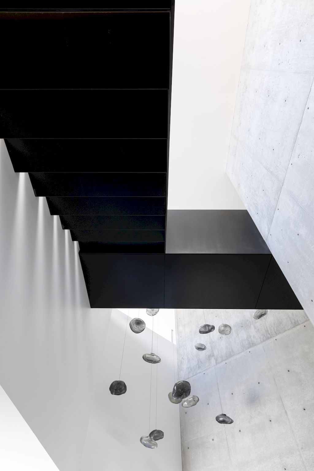 Blackcliff house, monumental one on hill by McLeod Bovell Modern Houses