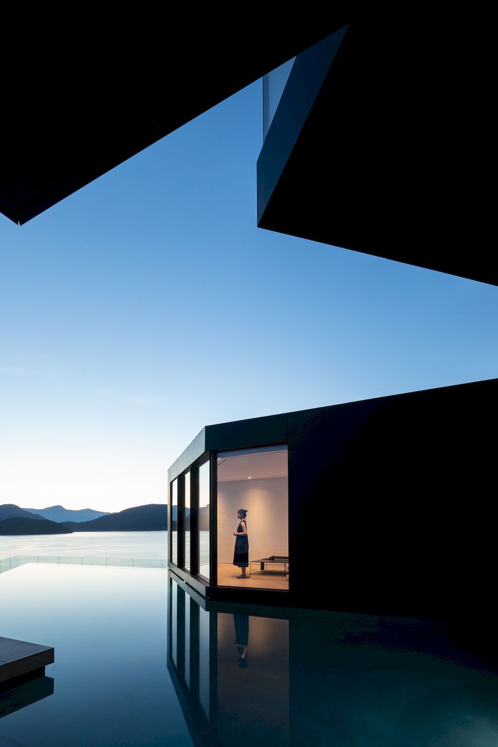 Blackcliff house monumental one on hill by McLeod Bovell Modern Houses 3