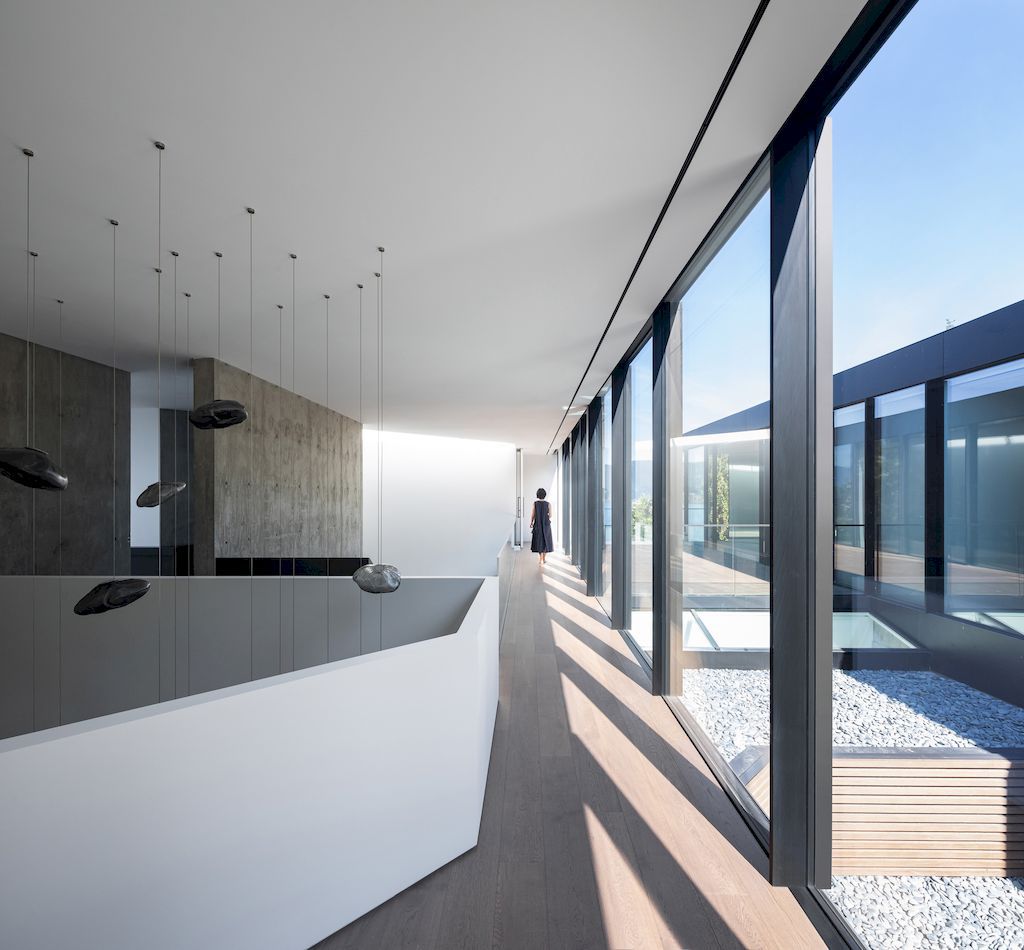 Blackcliff house, monumental one on hill by McLeod Bovell Modern Houses