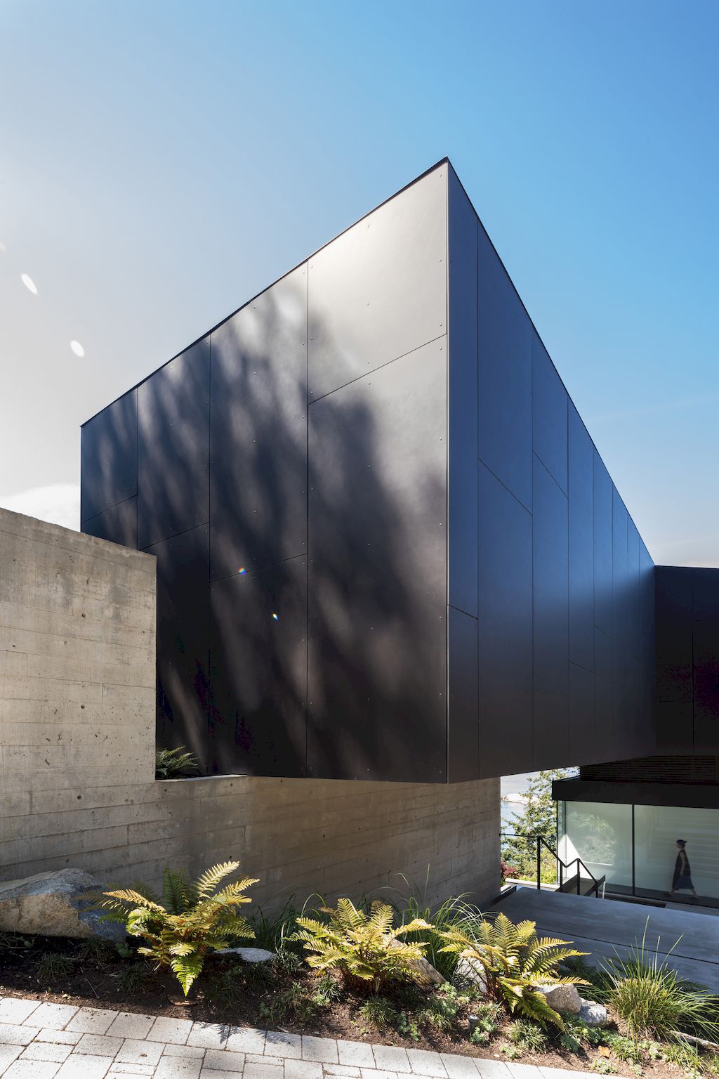 Blackcliff house, monumental one on hill by McLeod Bovell Modern Houses