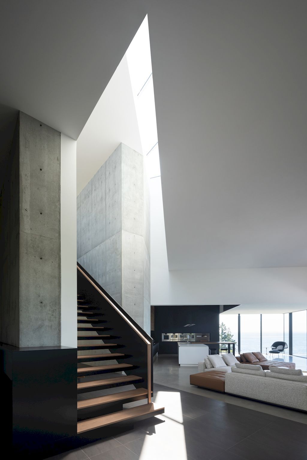 Blackcliff house, monumental one on hill by McLeod Bovell Modern Houses