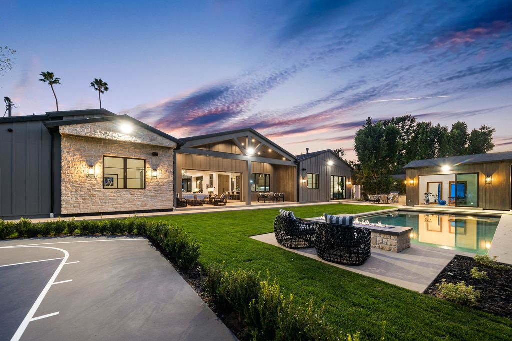 The Modern Farmhouse in Encino perfectly positioned with privacy on a supreme corner lot in Amestoy Estates now available for sale. This home located at 17201 Weddington St, Encino, California