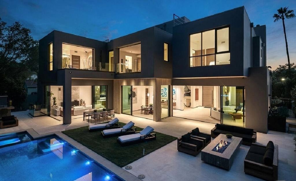 The Los Angeles Home is a newly constructed contemporary residence situated between the highly coveted areas of Brentwood Park and the Palisadian Riviera now available for sale. This home located at 1332 Allenford Ave, Los Angeles, California