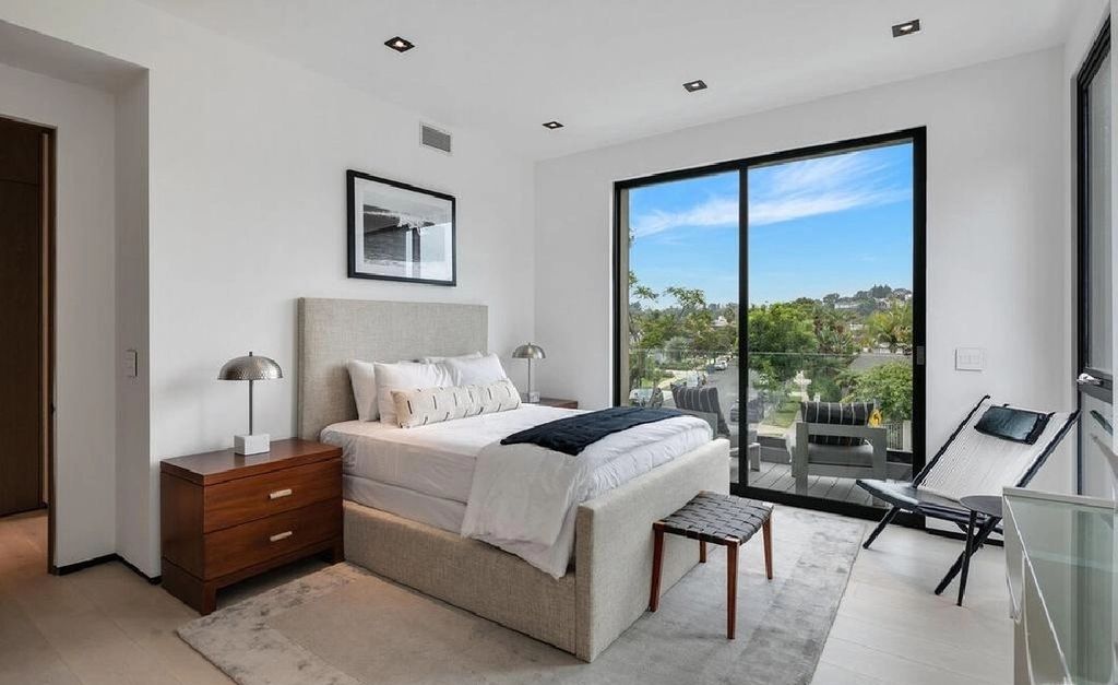 The Los Angeles Home is a newly constructed contemporary residence situated between the highly coveted areas of Brentwood Park and the Palisadian Riviera now available for sale. This home located at 1332 Allenford Ave, Los Angeles, California