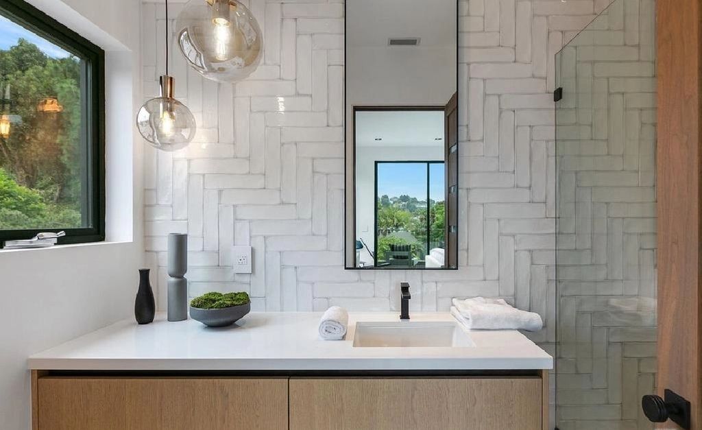 The Los Angeles Home is a newly constructed contemporary residence situated between the highly coveted areas of Brentwood Park and the Palisadian Riviera now available for sale. This home located at 1332 Allenford Ave, Los Angeles, California