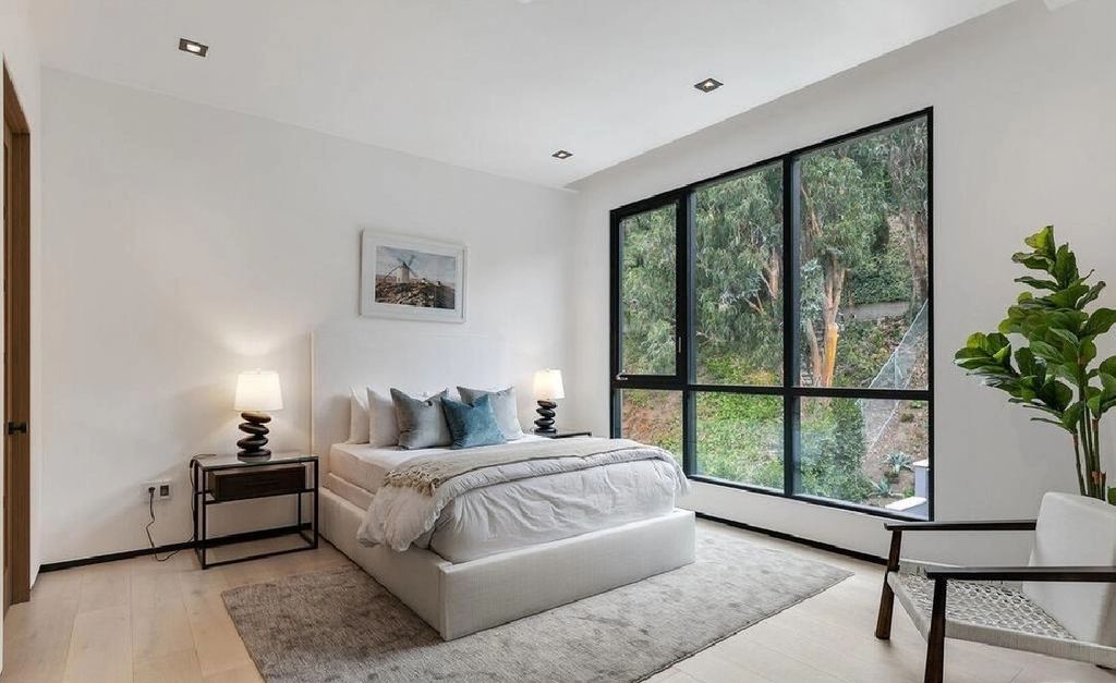 The Los Angeles Home is a newly constructed contemporary residence situated between the highly coveted areas of Brentwood Park and the Palisadian Riviera now available for sale. This home located at 1332 Allenford Ave, Los Angeles, California