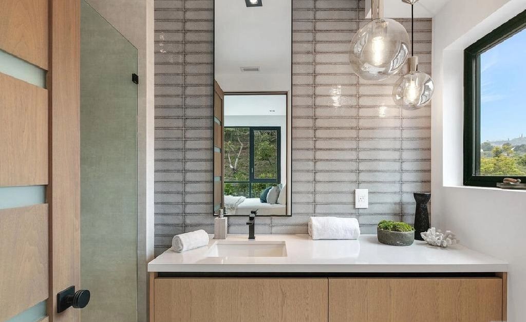 The Los Angeles Home is a newly constructed contemporary residence situated between the highly coveted areas of Brentwood Park and the Palisadian Riviera now available for sale. This home located at 1332 Allenford Ave, Los Angeles, California