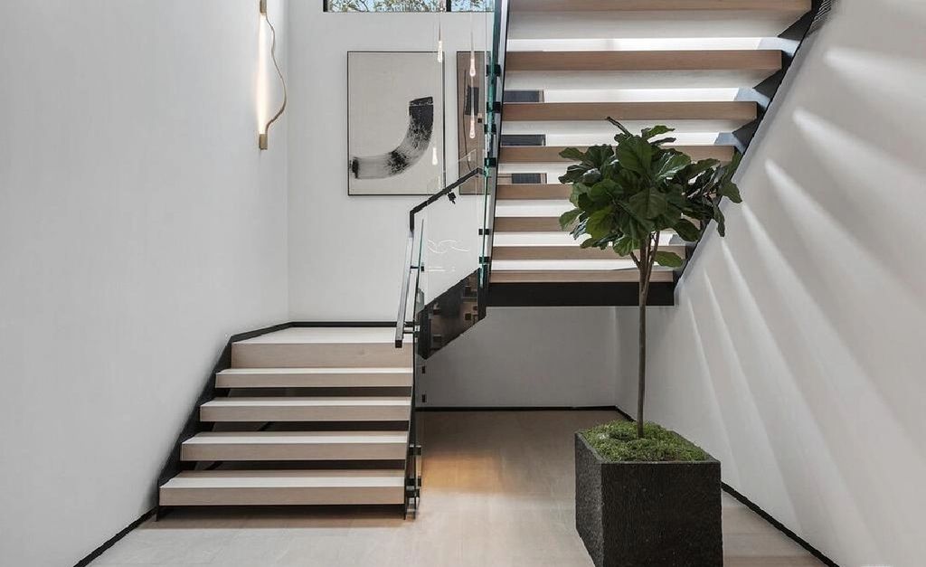 The Los Angeles Home is a newly constructed contemporary residence situated between the highly coveted areas of Brentwood Park and the Palisadian Riviera now available for sale. This home located at 1332 Allenford Ave, Los Angeles, California