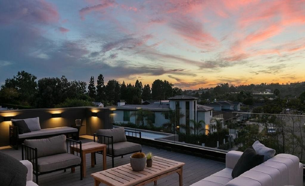 The Los Angeles Home is a newly constructed contemporary residence situated between the highly coveted areas of Brentwood Park and the Palisadian Riviera now available for sale. This home located at 1332 Allenford Ave, Los Angeles, California