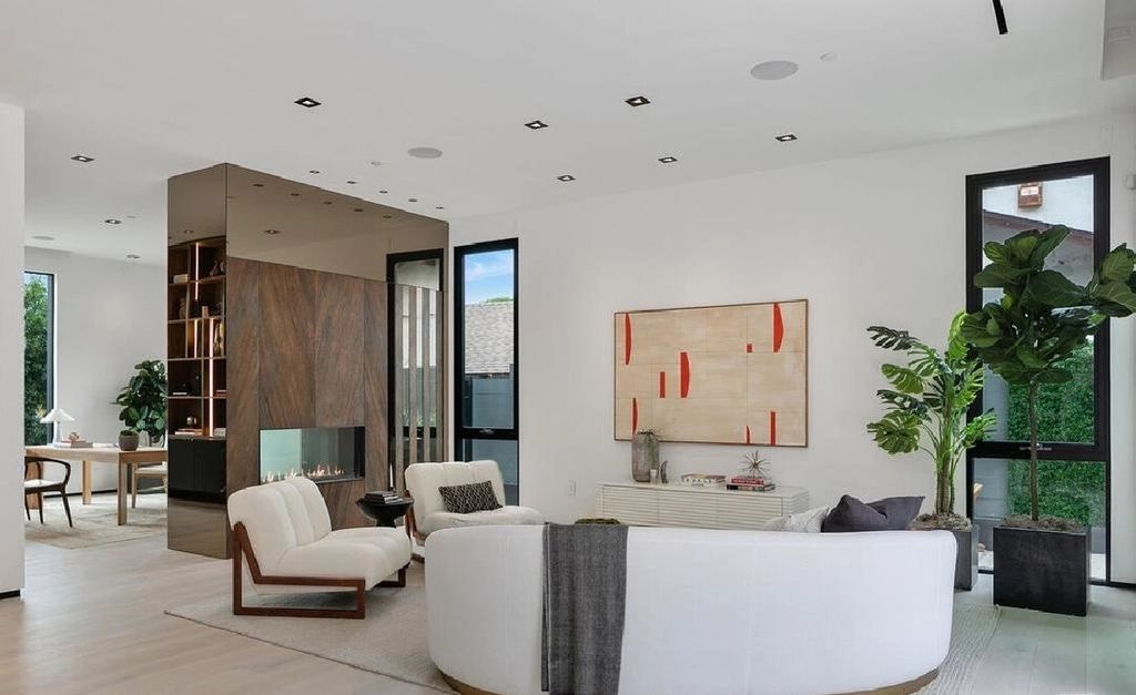 The Los Angeles Home is a newly constructed contemporary residence situated between the highly coveted areas of Brentwood Park and the Palisadian Riviera now available for sale. This home located at 1332 Allenford Ave, Los Angeles, California