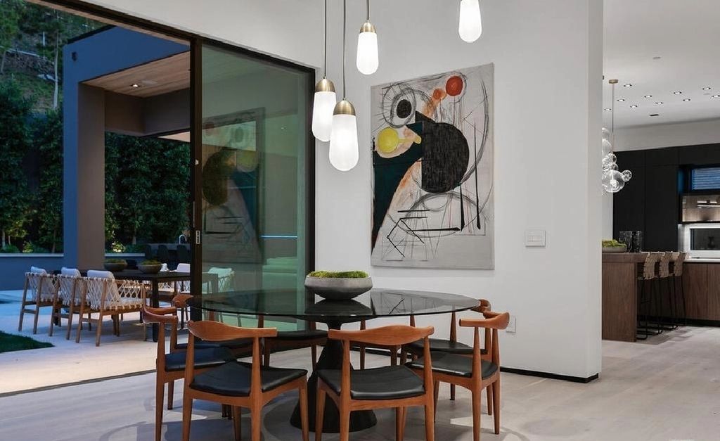 The Los Angeles Home is a newly constructed contemporary residence situated between the highly coveted areas of Brentwood Park and the Palisadian Riviera now available for sale. This home located at 1332 Allenford Ave, Los Angeles, California