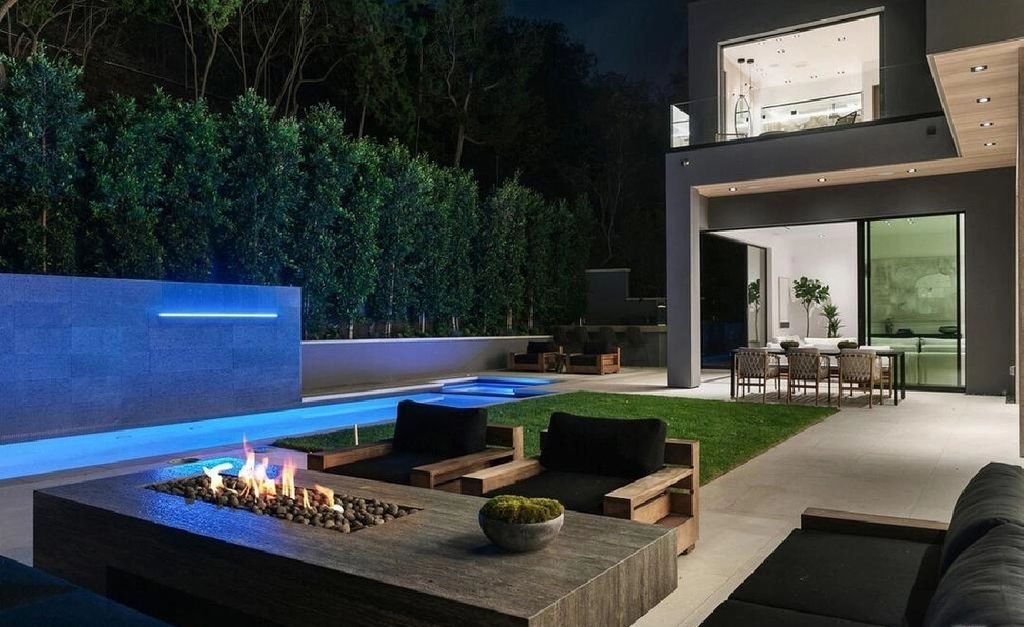 The Los Angeles Home is a newly constructed contemporary residence situated between the highly coveted areas of Brentwood Park and the Palisadian Riviera now available for sale. This home located at 1332 Allenford Ave, Los Angeles, California
