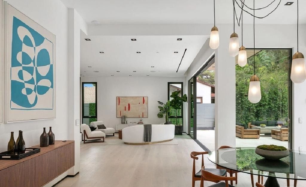 The Los Angeles Home is a newly constructed contemporary residence situated between the highly coveted areas of Brentwood Park and the Palisadian Riviera now available for sale. This home located at 1332 Allenford Ave, Los Angeles, California