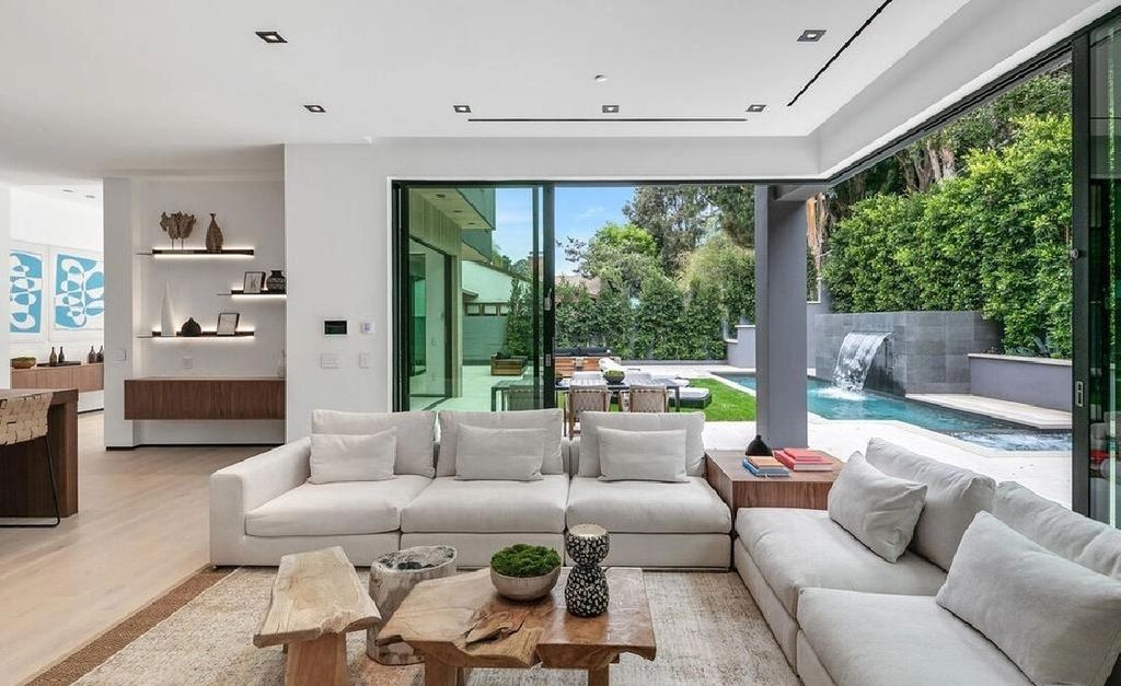 The Los Angeles Home is a newly constructed contemporary residence situated between the highly coveted areas of Brentwood Park and the Palisadian Riviera now available for sale. This home located at 1332 Allenford Ave, Los Angeles, California