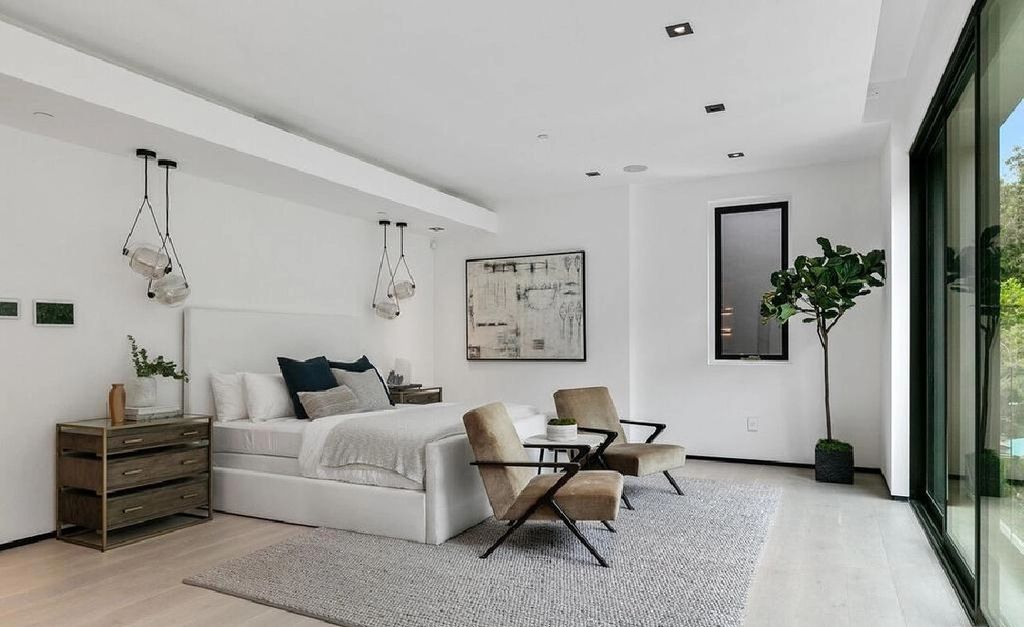 The Los Angeles Home is a newly constructed contemporary residence situated between the highly coveted areas of Brentwood Park and the Palisadian Riviera now available for sale. This home located at 1332 Allenford Ave, Los Angeles, California