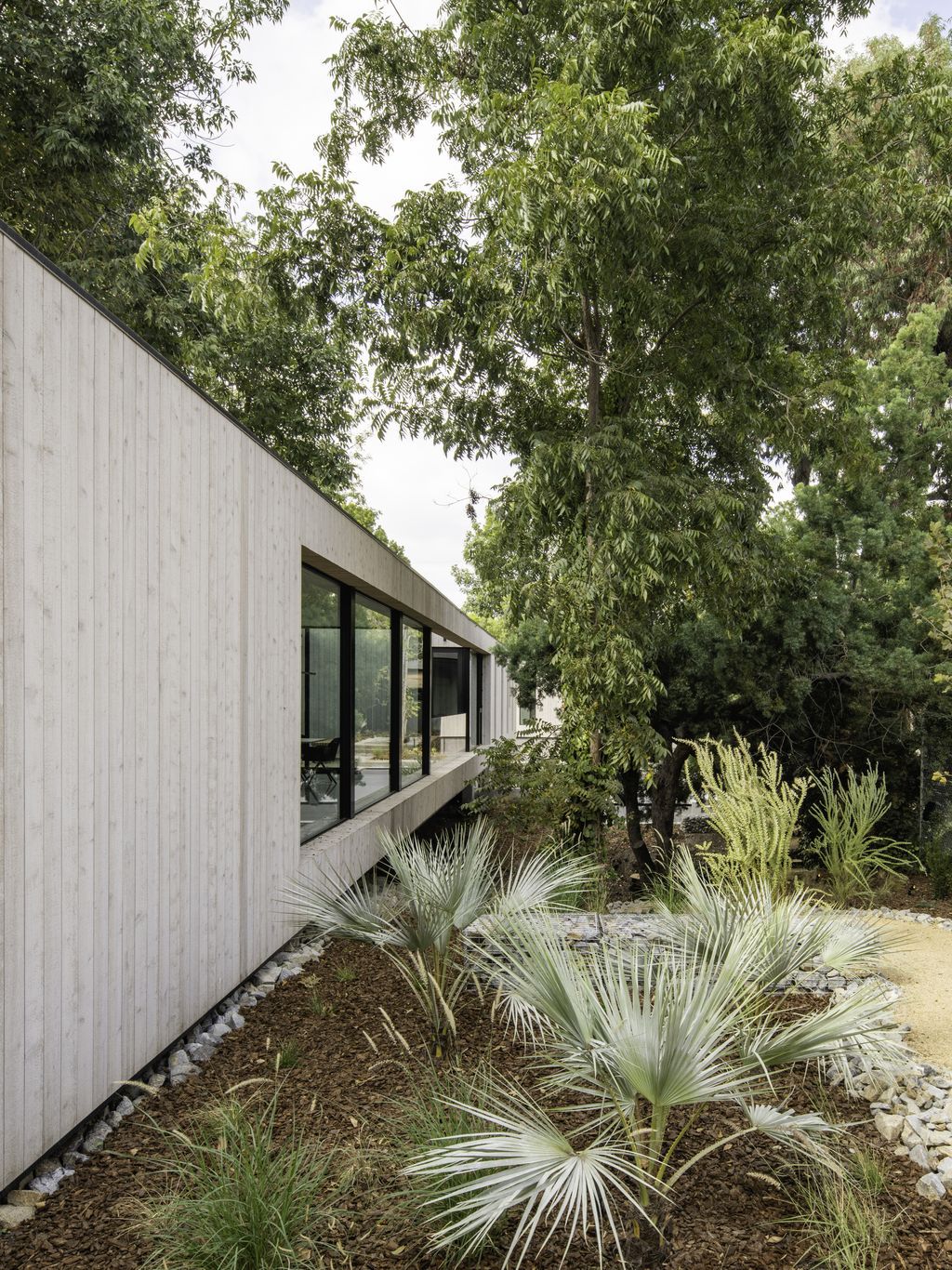 Bridge House Nestled in Nature in Los Angeles by Dan Brunn Architecture 19