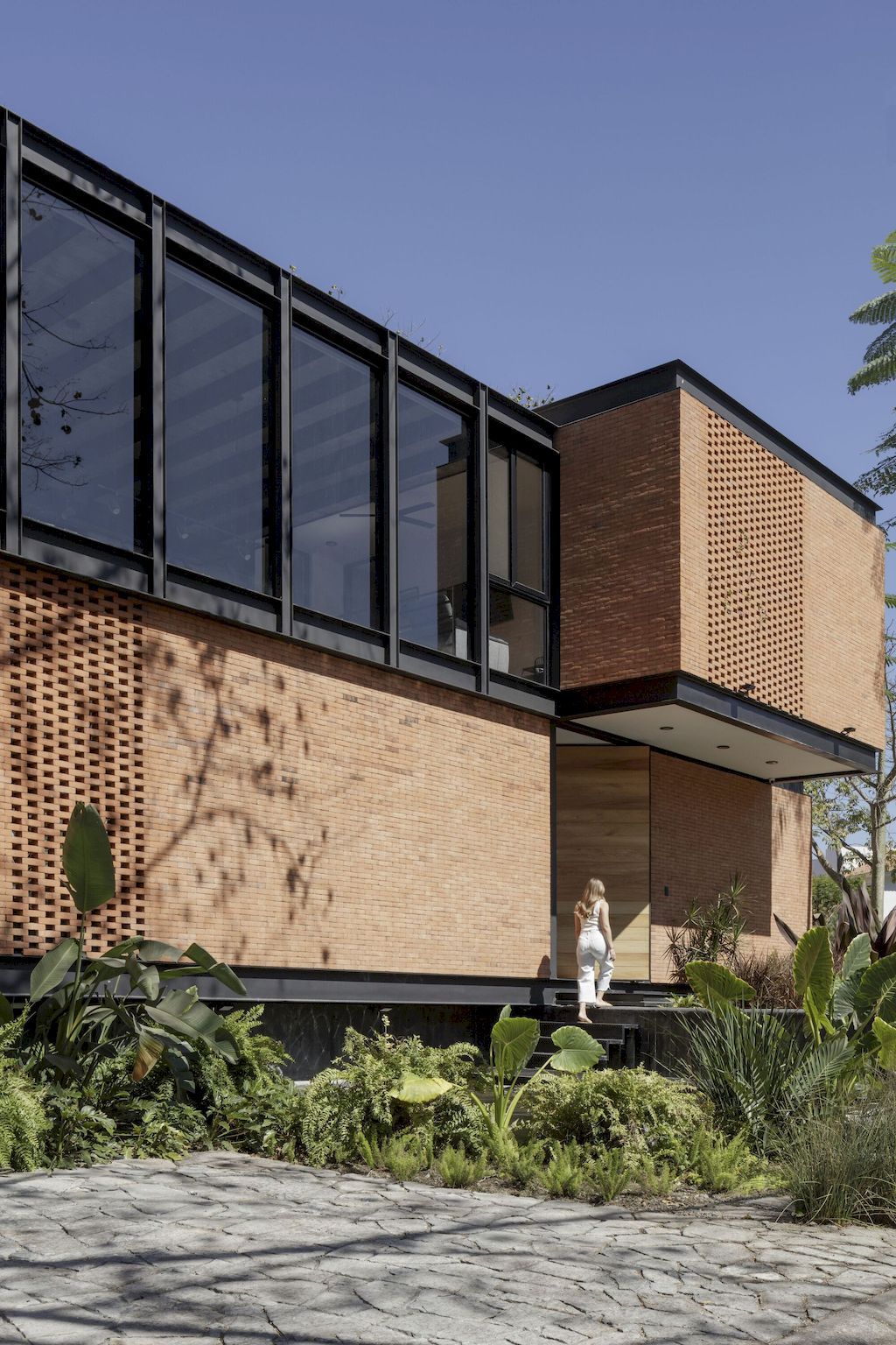 Casa Mao Achieves Perfect balance of Contrasts by Di Frenna Arquitectos 11