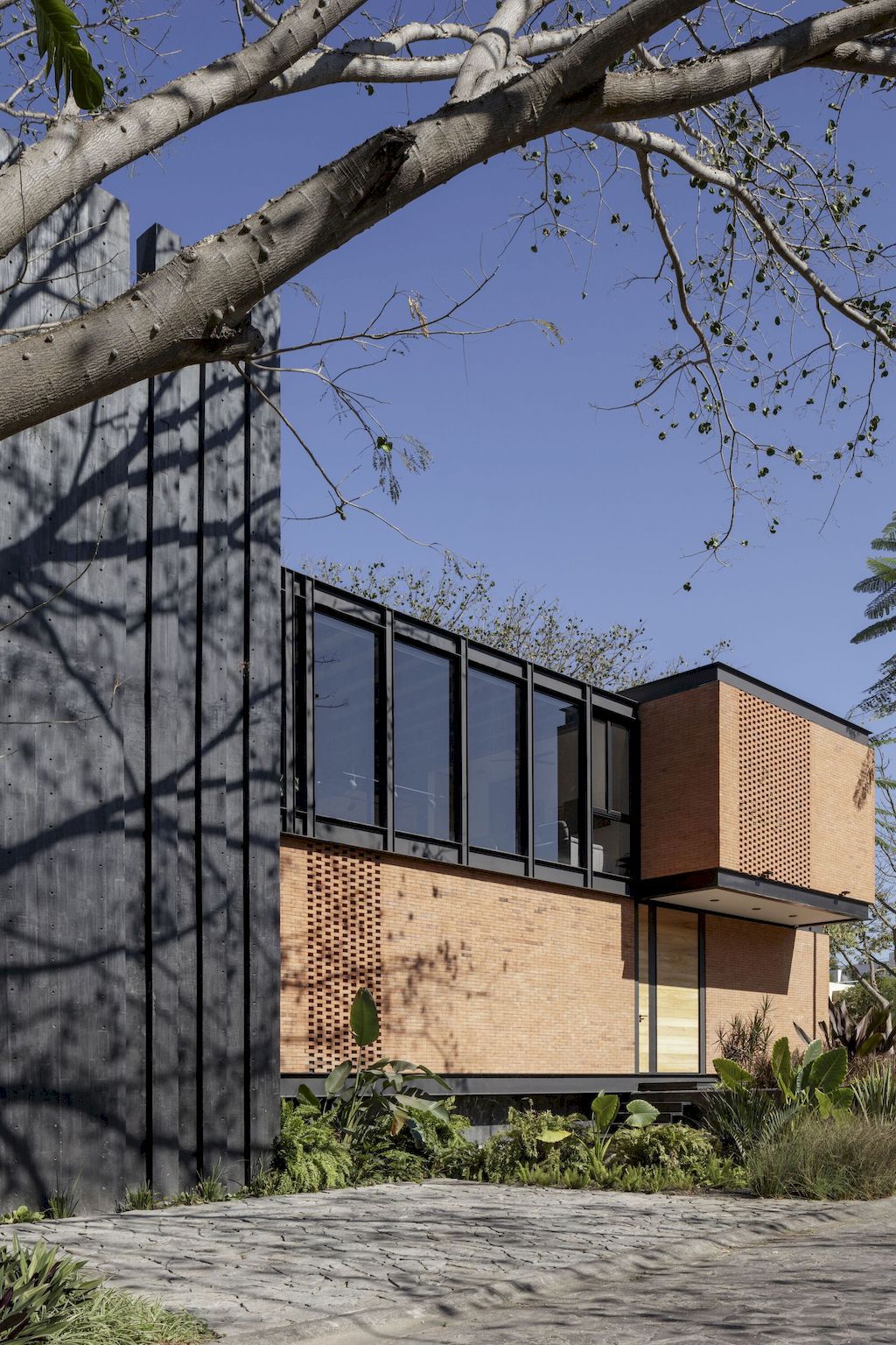 Casa Mao Achieves Perfect balance of Contrasts by Di Frenna Arquitectos 5