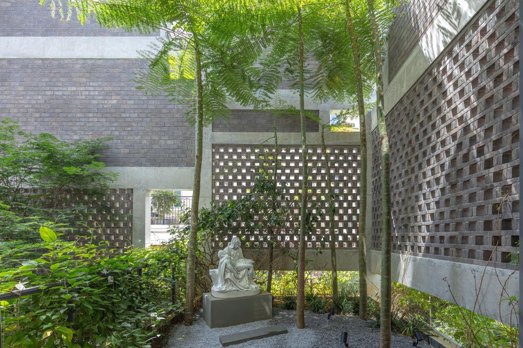 Green Revelation House Enveloped by Lush Gardens by HYLA Architects 12