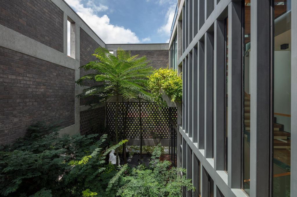 Green Revelation House Enveloped by Lush Gardens by HYLA Architects 14