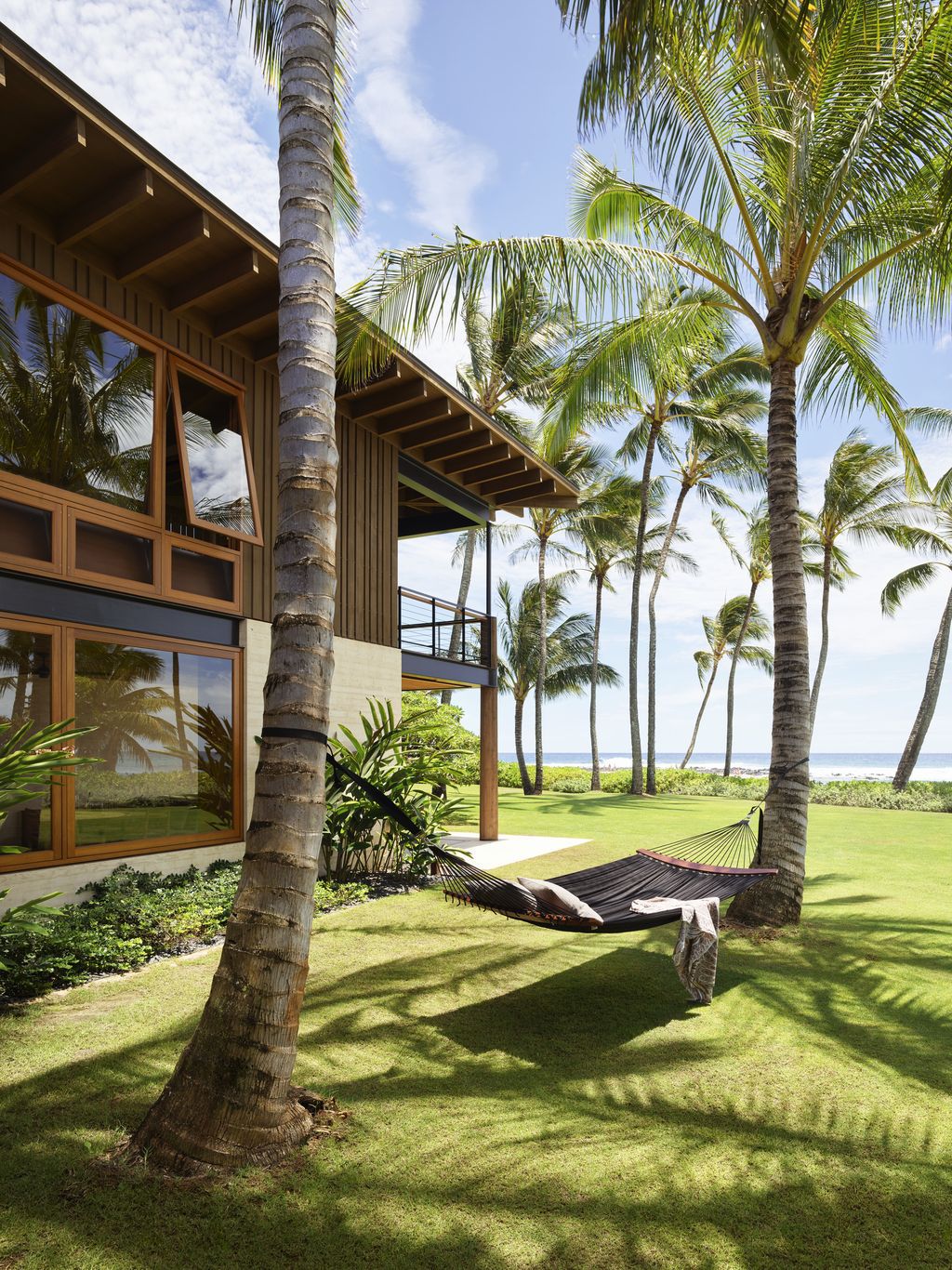 Hale Nukumoi Beach Retreat in Hawaii US by Walker Warner Architects 20