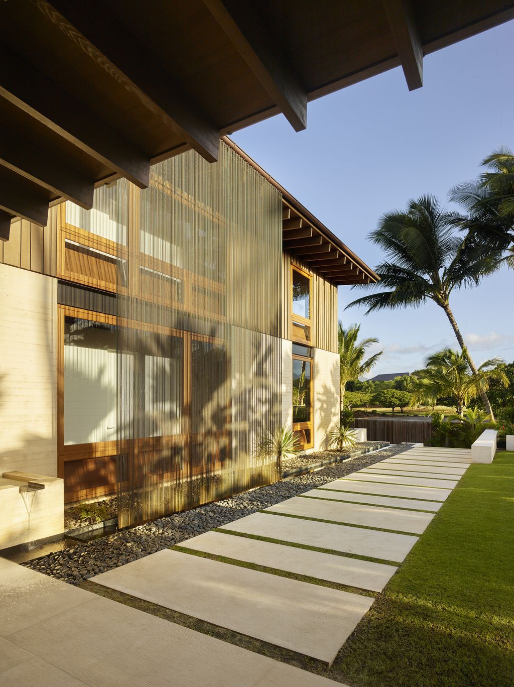 Hale Nukumoi Beach Retreat in Hawaii US by Walker Warner Architects 4