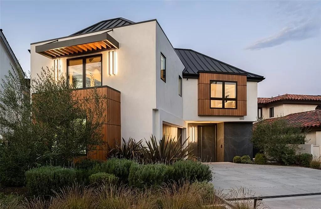 Masterfully Curated Home in Newport Beach with Panoramic Views Asking for 12500000 22
