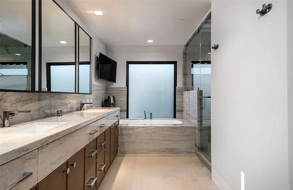 Masterfully Curated Home in Newport Beach with Panoramic Views Asking for 12500000 24