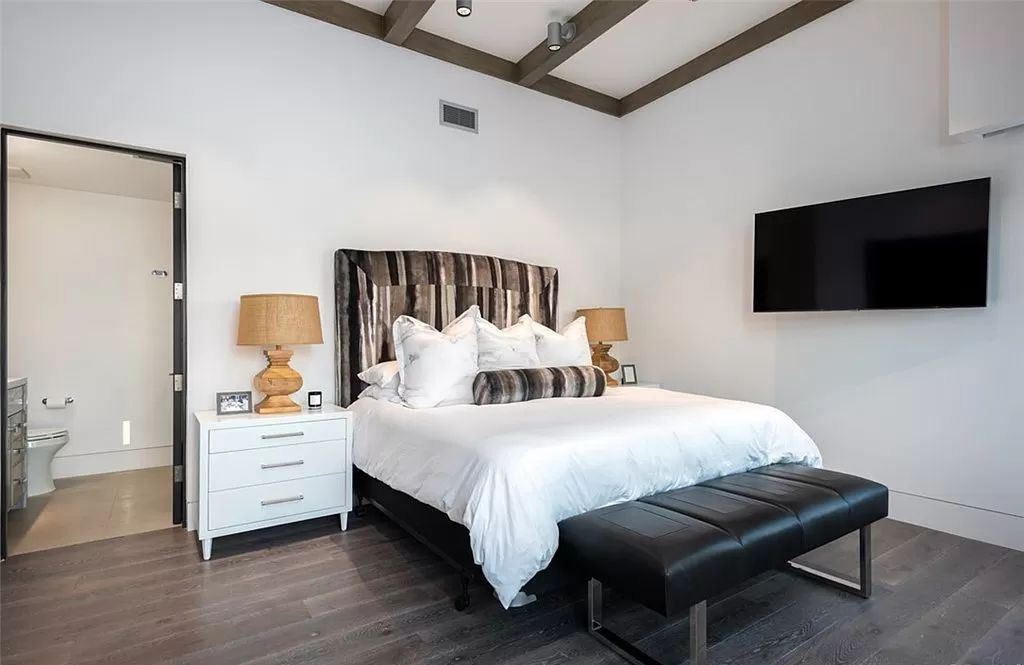 Masterfully Curated Home in Newport Beach with Panoramic Views Asking for 12500000 25