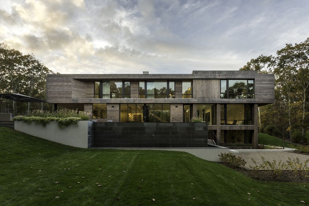 Old Sag Harbor Road a Magnificent House by Blaze Makoid Architecture 1