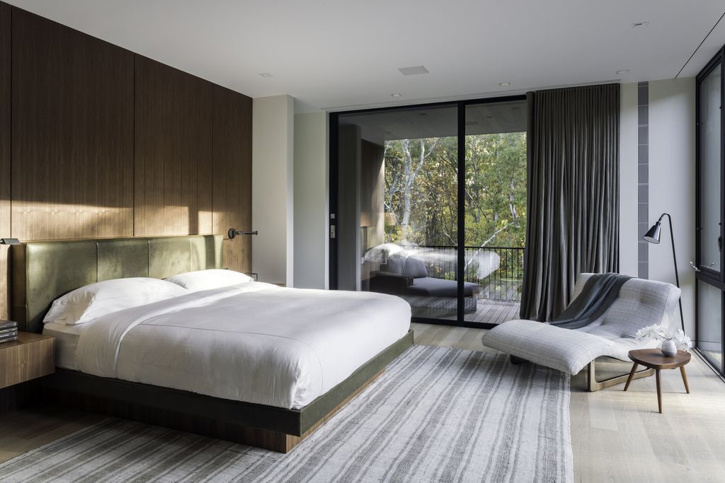 Old Sag Harbor Road a Magnificent House by Blaze Makoid Architecture 11