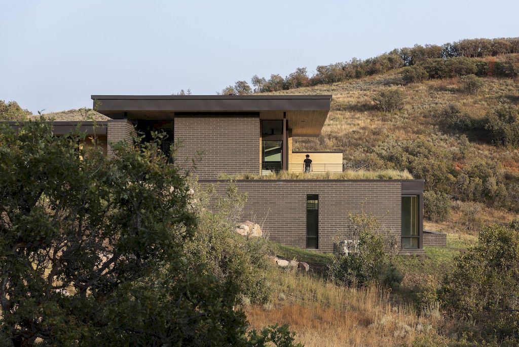 Silver Summit Integrated Perfectly into the Landscape by Imbue Design 1