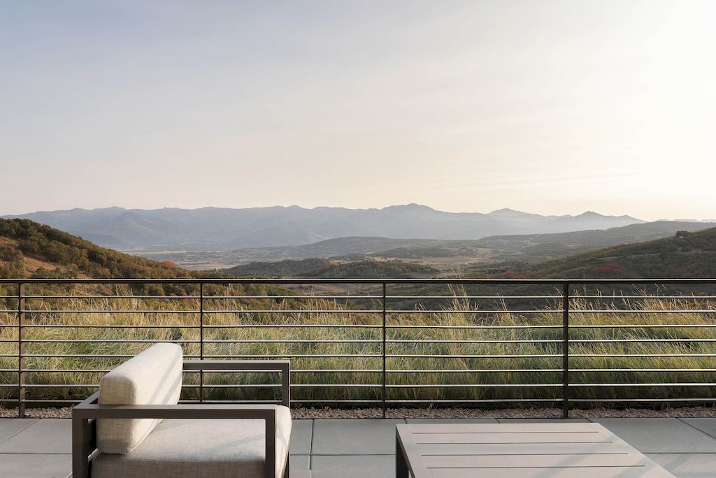 Silver Summit Integrated Perfectly into the Landscape by Imbue Design 11