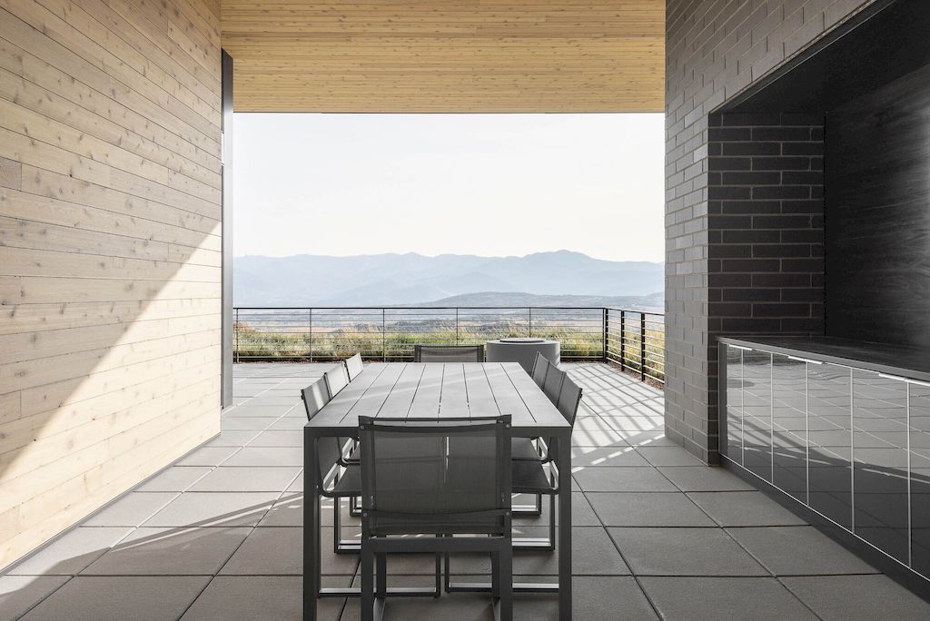 Silver Summit Integrated Perfectly into the Landscape by Imbue Design 13